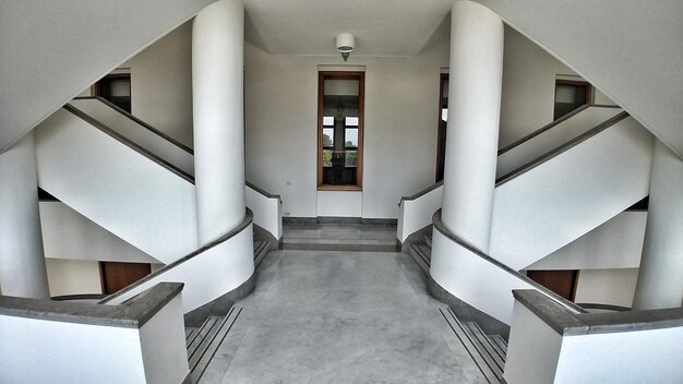 Photo steps in corridor in building