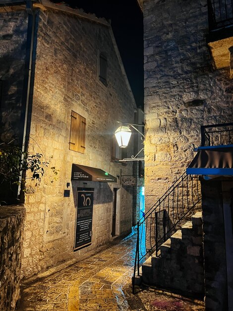 写真 夜のランタンの照明の下にある古代の石造りの建物の階段