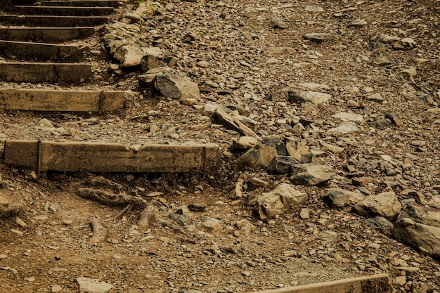 Foto i gradini di una vecchia scala in pietra in montagna si chiudono