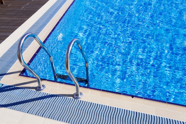 Passi in una piscina d'acqua