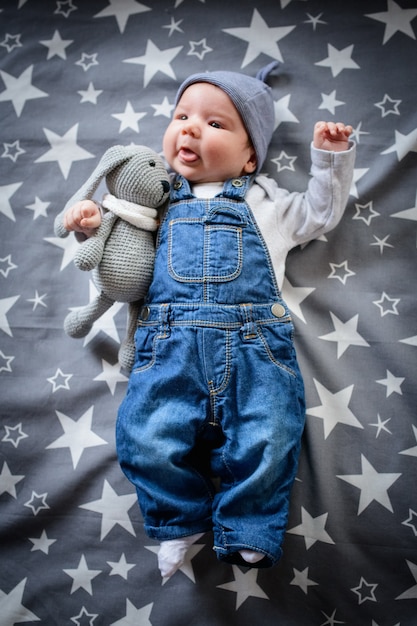 Ster baby. Het kind ligt bij de sterren. baby's nachtdromen.