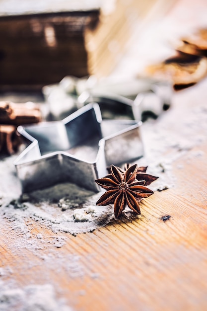 Steranijs koekjesvormer kaneel en bloem op bakbord Kerst bakken en vakantie concept