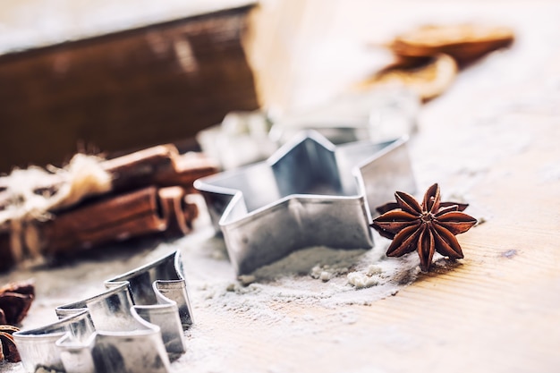 Steranijs koekjesvormer kaneel en bloem op bakbord Kerst bakken en vakantie concept