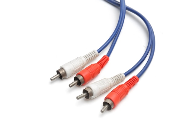 Foto stereo analoge kabel met tulp rca plug op witte achtergrond