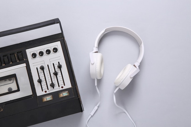 Stereohoofdtelefoons en audiospeler met equalizer op een grijze achtergrond Bovenaanzicht