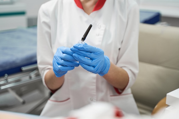 Steriele apparatuur. Bevoegde beoefenaar die in een modern laboratorium werkt en een prik gebruikt voor het nemen van bloedmonsters