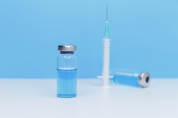 Steriele injectieflacon met antivirusprofessional die een griepvaccin toedient