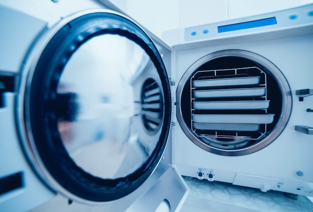 Foto sterilizzazione di strumenti medici in autoclave