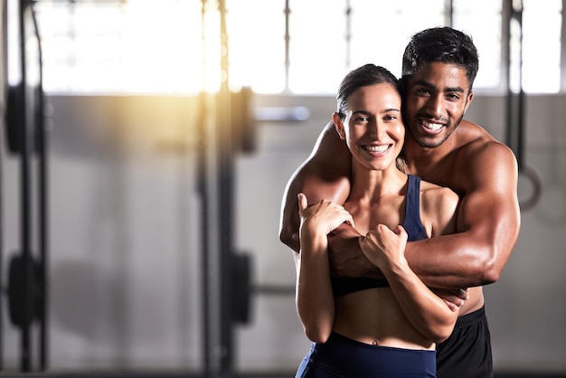 Sterk actief en wellness-paar dat er fit en gezond uitziet na training trainingssessie in een sportschool Jonge sexy aantrekkelijke en atletische vriend en vriendin knuffelen na het bereiken van fitnessdoel