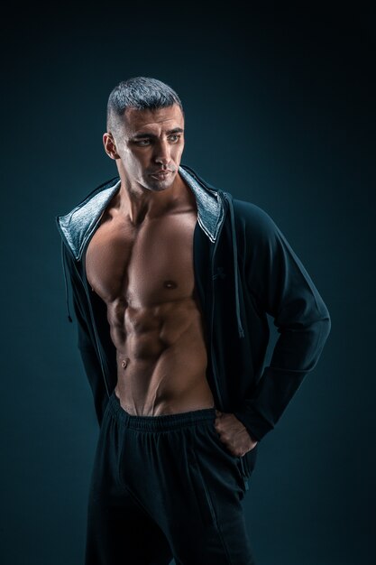 Sterke atletische man Fitness Model Torso met zes pack abs.