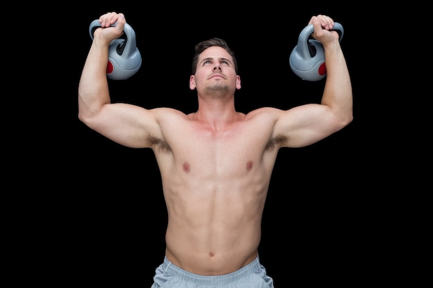Foto sterke bodybuilder die kettlebells opheft