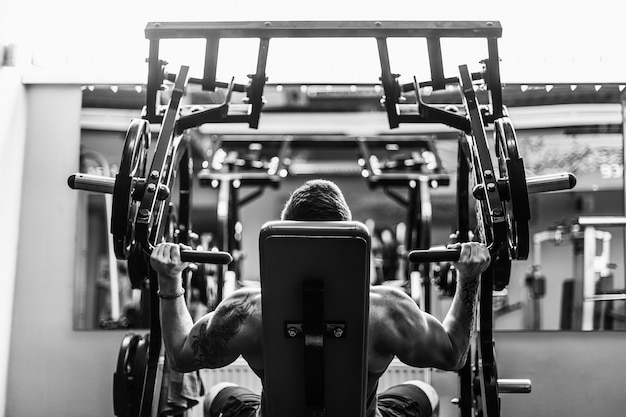 Sterke bodybuilder training in de sportschool