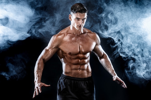 Sterke bodybuildermens met perfecte spieren