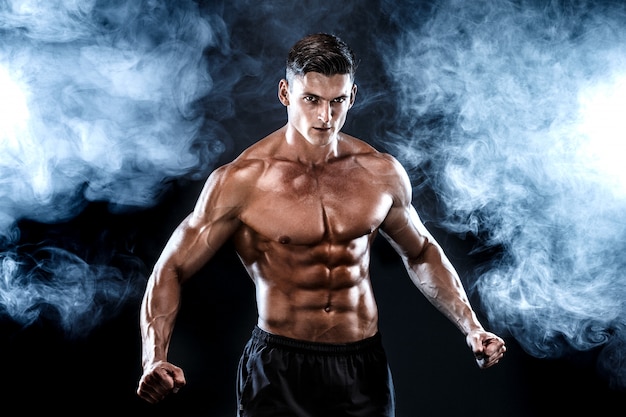 Sterke bodybuildermens met perfecte spieren