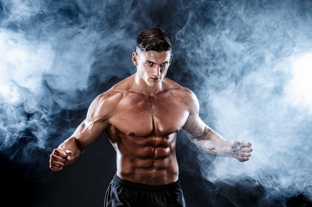 Sterke bodybuildermens met perfecte spieren