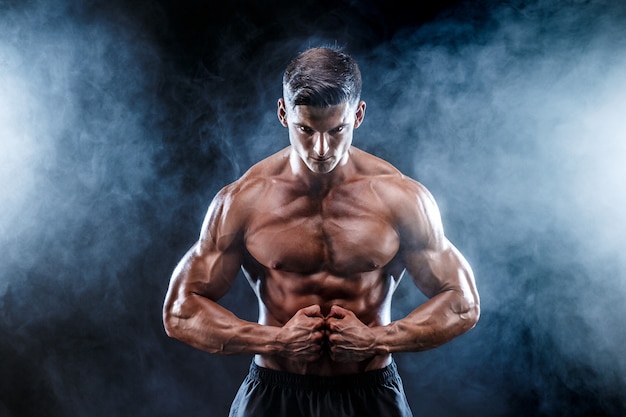 Foto sterke bodybuildermens met perfecte spieren