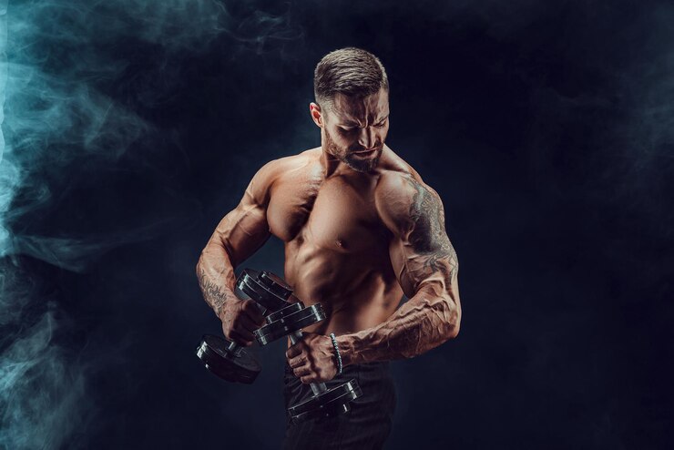 Sterke en fitte man bodybuilder met halters Sportieve gespierde man atleet Sport en fitness concept Men39s fashion
