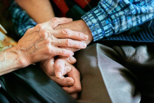Sterke familierelaties, oudere mensen die elkaars hand vasthouden