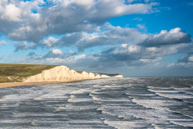 Sterke golven bij de krijtrotsen van de Seven Sisters in Cuckmere Haven