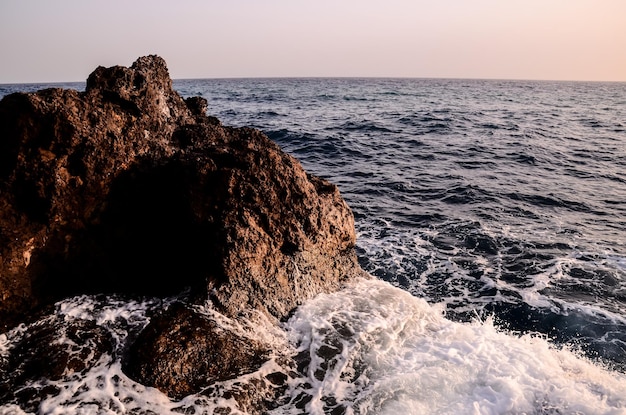 Sterke golven op de vulkanische kust op de Canarische Eilanden van Tenerife