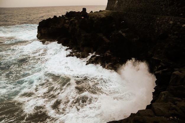 Sterke golven op de vulkanische kust op de Canarische Eilanden van Tenerife