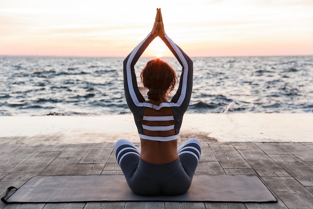 Foto sterke jonge fitness vrouw mediteert