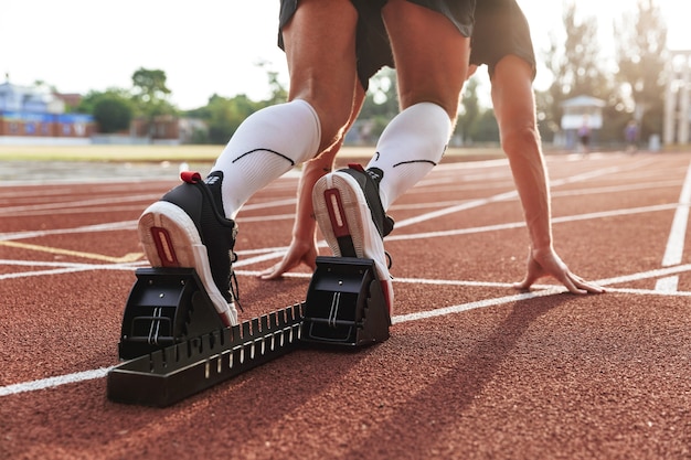 Foto sterke jonge sportman loopt