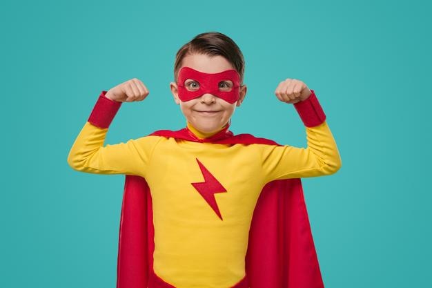 Sterke jongen in superheldenkostuum met biceps