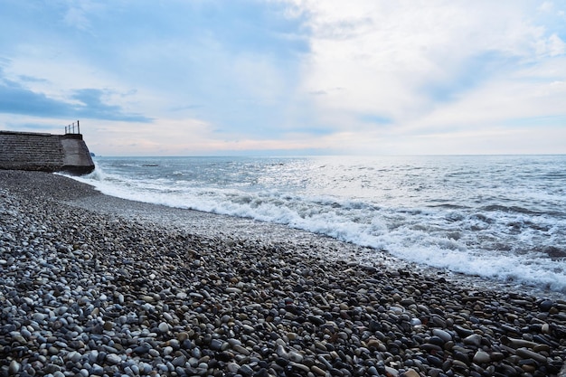 Sterke krachtige zeegolven breken op kiezelstrand Gevaarlijke kracht van het element water