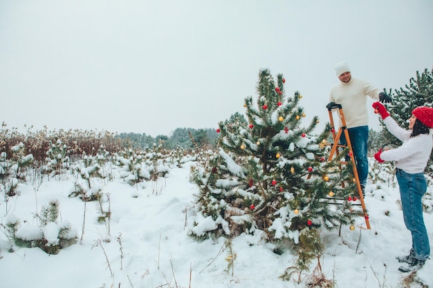 Sterke man decoratie kerstboom buitenshuis