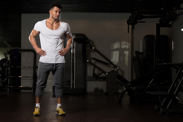 Sterke Man in Witte T-shirt Achtergrond Gym