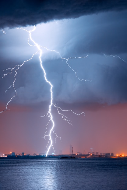 Sterke onweersbui met bliksem over de stad