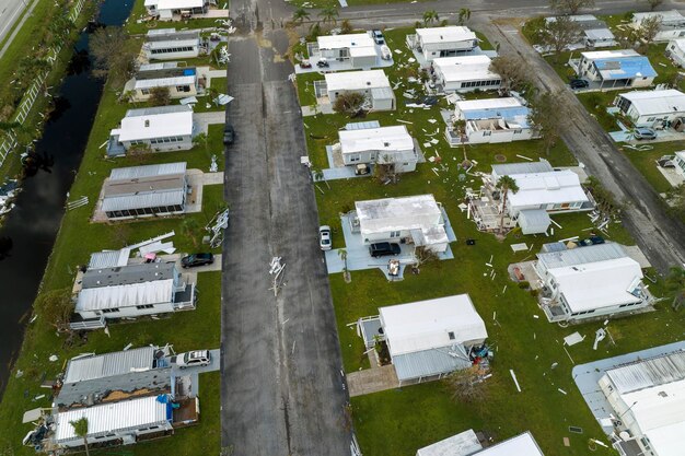 Sterke orkaanwinden hebben particuliere huizen in Florida zwaar beschadigd.