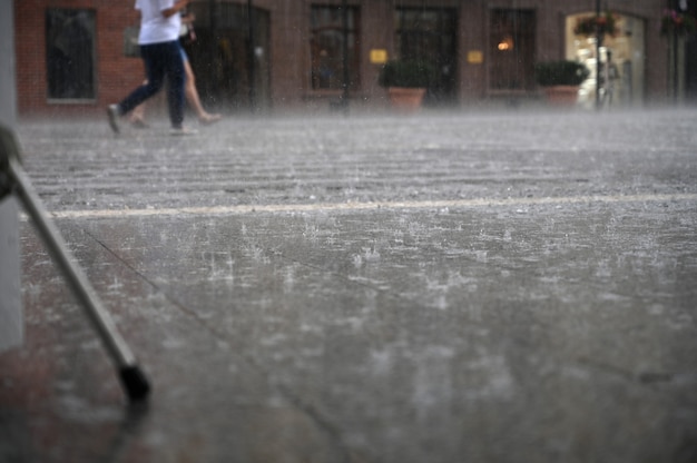 Sterke regen in de stad in de zomer