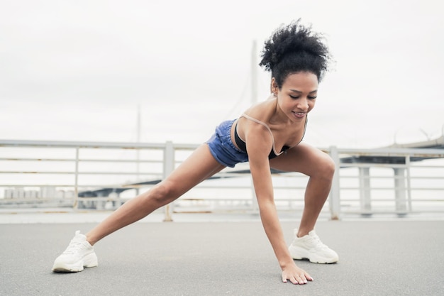 Sterke vrouw die fitness traint in sportkleding en sneakers