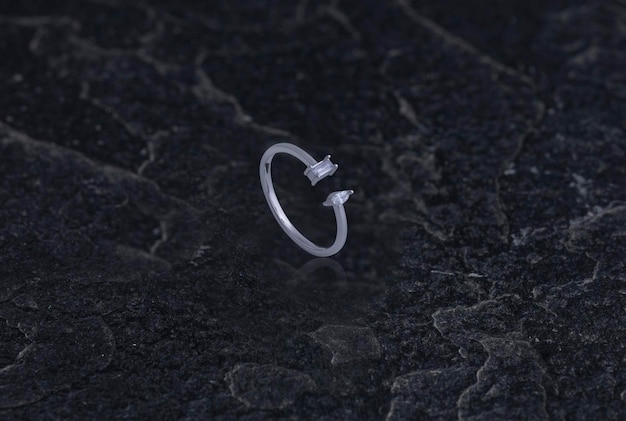 Anello in argento sterling su sfondo di pietra nera