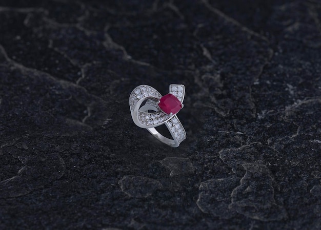 Anello in argento sterling su sfondo di pietra nera