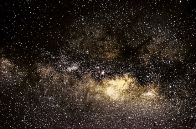 Sterren en melkweg heelal hemel nacht universum zwarte sterrenhemel achtergrond van glanzende starfield