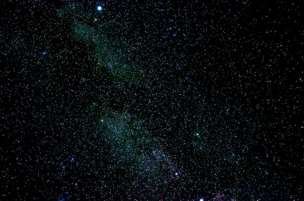 Sterren en melkweg heelal hemel nacht universum zwarte sterrenhemel van glanzend starfield