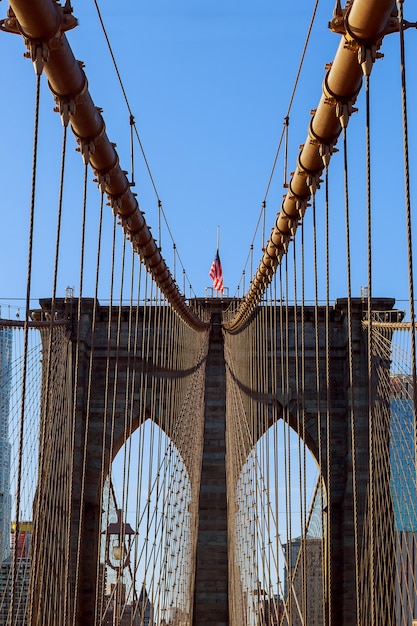 Sterren en strepen vliegen op Brooklyn Bridge