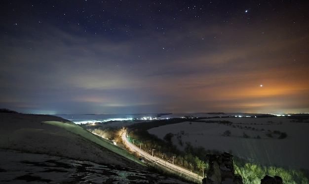 Sterren van de nachtelijke hemel met wolken