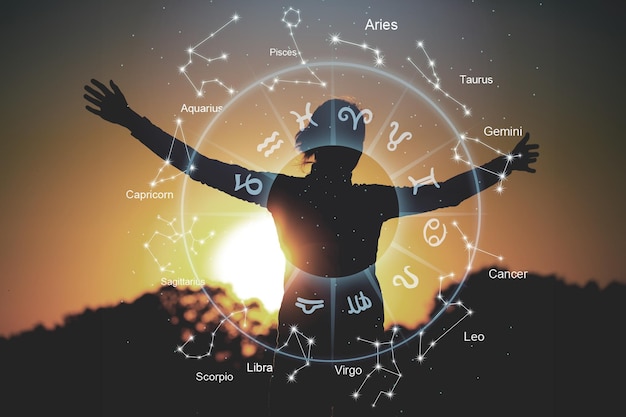 Sterrenbeelden binnenkant van horoscoop cirkel astrologie en horoscopen concept op vrouw achtergrond