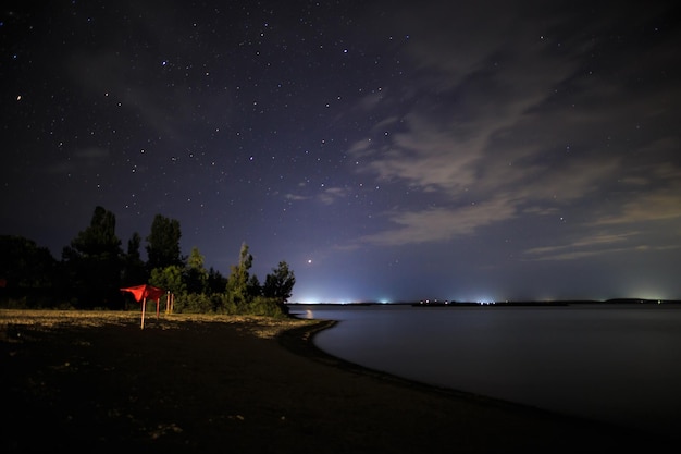 Sterrenhemel op het meer Nachtlandschap Hemel met wolken Kirgizië Meer IssykKul