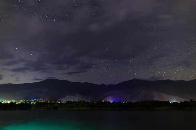 Sterrenhemel op het meer Nachtlandschap Hemel met wolken Kirgizië Meer IssykKul