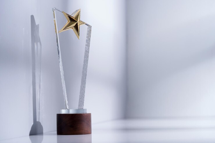 Foto sterrenkristal trofee op witte achtergrond met kopieerruimte