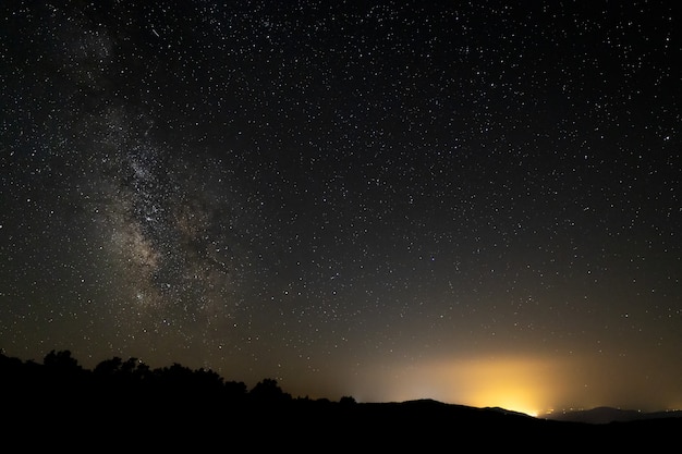 Sterrenlandschap met de Melkweg uit Sierra de Tormantos. Extremadura.