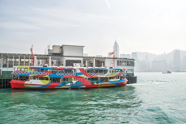 Sterveerboot in Victoria Harbour van HK op het moment van de dag. Uitzicht vanaf Kowloon op Hong Kong Island.