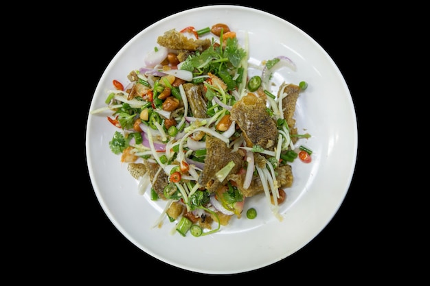 Sterven gesneden van Salade Knapperige Gourami Vis met Pittige Zeevruchtensaus op zwart geïsoleerd.