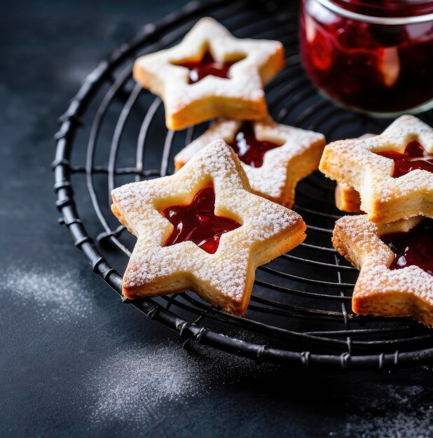 Foto stervormige koekjes donkere achtergrond close-up