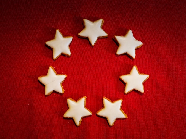 Foto stervormige koekjes op rode stof